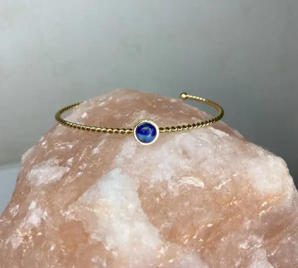 Bracelet torsadé doré avec Lapis Lazuli – Image 3