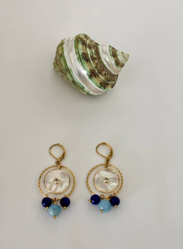 boucles d'oreille dorés en nacre avec une aigue-marine