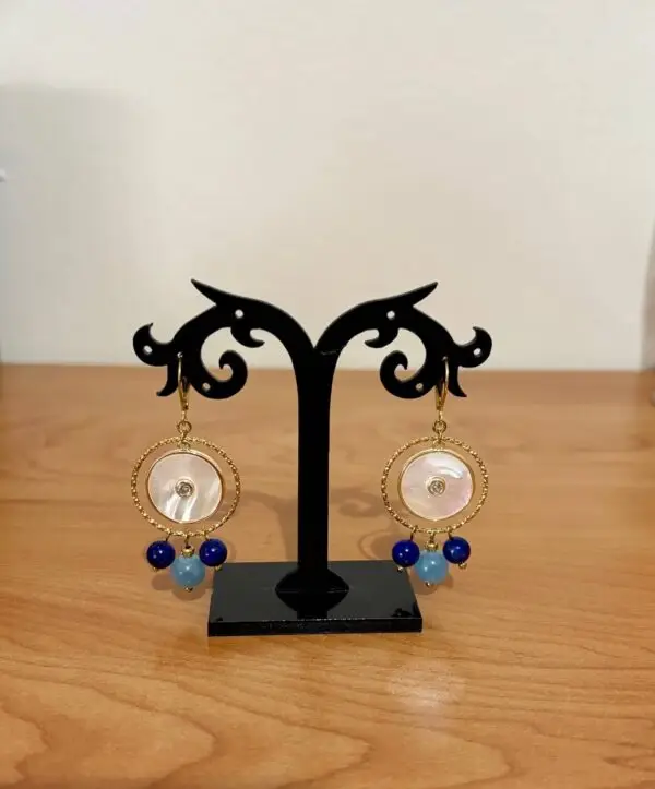 boucles d'oreille dorés en nacre avec une aigue-marine